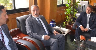 محافظ الإسماعيلية يناقش دعم المشروعات الإستثمارية مع رئيس المنطقة الحرة.. فيديو