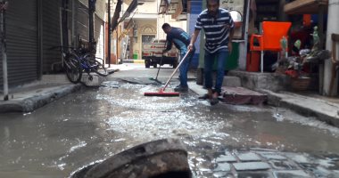 صور.. غرق الشوارع والمحلات بشارع "التلاتينى" ببورسعيد بسبب كسر ماسورة مياه