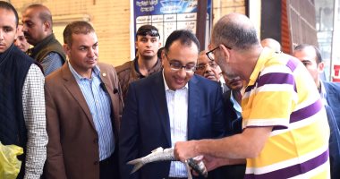 صور.. رئيس الوزراء يقوم بزيارة مفاجئة للجمعية التعاونية الاستهلاكية ببورسعيد