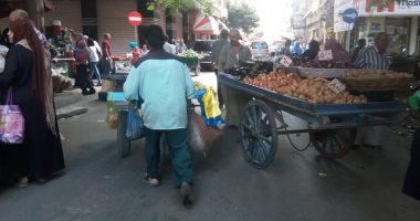 صور.. انتشار الباعة الجائلين وسط الإسكندرية بسبب كثرة الأسواق