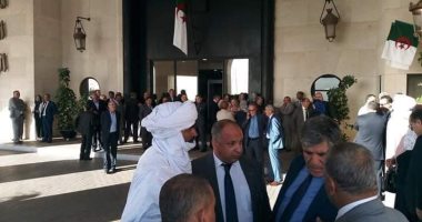 نواب جزائريون يغلقون مقر البرلمان بالأغلال ويطالبون باستقالة رئيسه