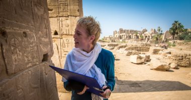 BBC تبرز خبر عودة أستاذة المصريات بأوكسفورد لمصر بعد فقدانها ساقيها