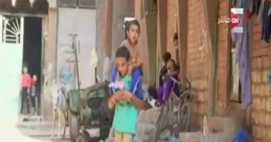 "كل يوم" يعرض فيديو لطفل يحمل شقيقه من بنى سويف للقاهرة لإجراء الغسيل الكلوى