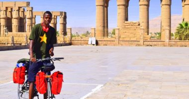 صور.. "سيسيه النوبى" شاب يروج للسياحة من القاهرة لأسوان بدراجته