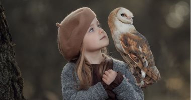 مصورة روسية تظهر علاقة الأطفال بالحيوانات والطيور فى لقطات مذهلة.. صور