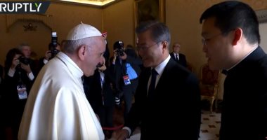 "روسيا اليوم" تعرض لحظة استقبال بابا الفاتيكان رئيس لكوريا الجنوبية.. فيديو