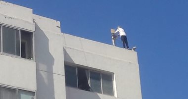 مستخلص جمركى يهدد بالانتحار من أعلى مبنى الإدارة المركزية ببورسعيد (فيديو)