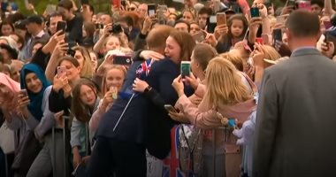 فيديو..المعجبة الاسترالية عن عناق الأمير هاري: "فرصة نادرة وانتهزتها"