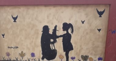 قارئة تشارك بلوحات فنية على جدران المدارس بالألوان