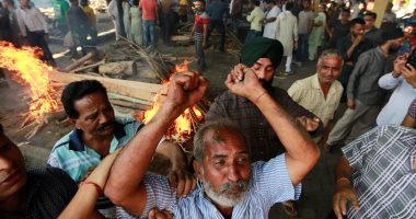 ضحايا انحراف قطار عن مساره.. الهنود يحرقون جثث 59 شخصا شمال الهند (صور)