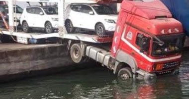 شاحنة محملة بالسيارات تسقط فى البحر وتصطدم بسفينة بميناء الإسكندرية