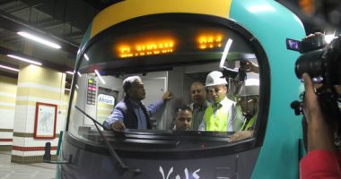 اختبارات تشغيل مترو مصر الجديدة .. وزير النقل يستقل أول قطار  