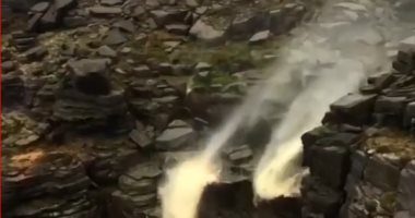 فيديو.. عاصفة فى شمال بريطانيا تعكس اتجاه تدفق الشلالات  