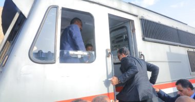 صور.. وزير النقل يستقل قطار "915" من بنها للإسكندرية ويطمئن على مستوى الخدمة