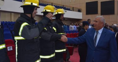 صور.. محافظ الوادي الجديد يكرم الحماية المدنية لإطفائها حريق الراشدة 