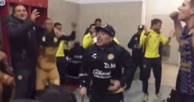شاهد.. كيف احتفل مارادونا بالفوز مع فريقه رقصا على العكاز 