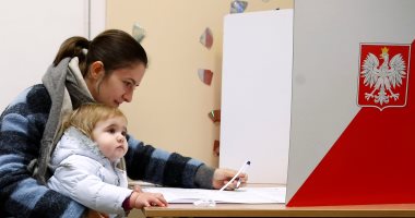 صور.. بدء التصويت فى الانتخابات المحلية فى بولندا