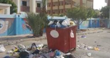 تراكم القمامة أمام مدرسة الغردقة الابتدائية فى البحر الأحمر  