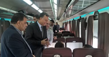 صور.. وزير النقل يتفقد قطارات السكك الحديدية للاطمئنان على خدمة الركاب 