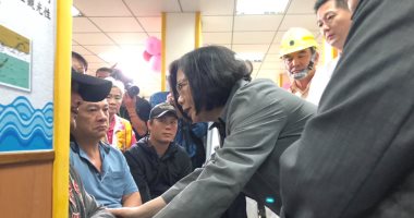 رئيسة تايوان تتفقد موقع حادث القطار الأخير وتدعو إلى توضيح ملابساته