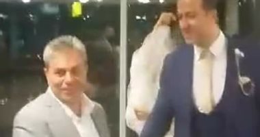 فيديو وصور.. رئيس القابضة للمطارات يشارك عروسين احتفالهما بمطار القاهرة 