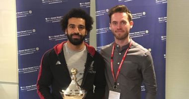 محمد صلاح يتسلم جائزة أفضل لاعب فى الدورى الإنجليزى