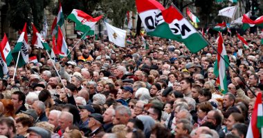 صور.. المئات يحتفلون بالذكرى الـ62 للثورة الهنجارية بالمجر