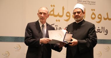 الإمام الأكبر يكرم كبار المشاركين فى ندوة الأزهر الدولية "الإسلام والغرب"