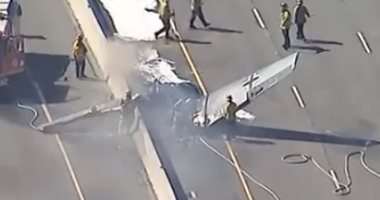 شاهد.. سقوط طائرة من الحـرب العالمية الثانية على طريق سريعة بكاليفورنيا