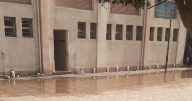 مياه الصرف تغرق فناء مدرسة كلية الزراعة بالإسكندرية وتهدد الأبنية بالانهيار