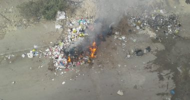 قارئ يشكو قيام متعهدى جمع القمامة بحرقها وسط المنازل بمدينة نصر