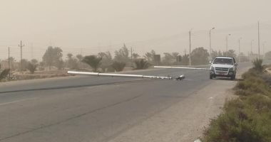 سقوط أعمدة إنارة على طريق العريش - القنطرة بشمال سيناء بسبب الرياح