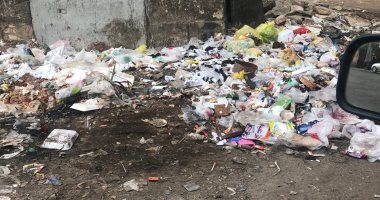 قارئة ترصد تراكم القمامة أمام مدرسة سان جورج فى مدينة نصر 