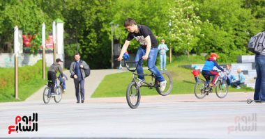 صورة اليوم.. تحدى مهارات الدراجات فى ميادين روسيا
