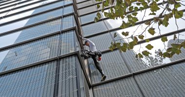 صور.. الرجل العنكبوتى يتسلق برجا ارتفاعه 230 مترا فى لندن والشرطة تعتقله
