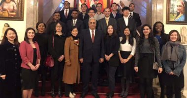 سفير مصر ببكين يلتقى الأجانب المشاركين بمنتدى شباب العالم