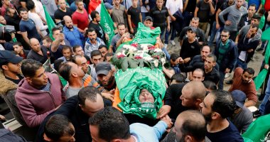 صور.. الفلسطينيون يشيعون جثمان شهيد جمعة "غزة صامدة" برام الله