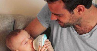 أب يبتكر زجاجة ذكية على شكل ثدى لإطعام طفله الرضيع