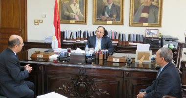وزير المالية يكرم مدير المديرية المالية بسوهاج تقديرا لجهوده فى إنشاء مركز للتدريب