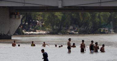 صور.. مهاجرو هندوراس يعبرون نهر كوسيتى للفرار إلى أمريكا بسبب الفقر والعنف