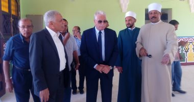 صور.. محافظ جنوب سيناء يتفقد بعض المشروعات بمدينة الطور ويتبرع 10 الاف جنية لفرش المسجد