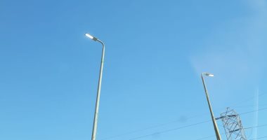 قارئ يرصد إضاءة أعمدة الإنارة نهارا بمنطقة سوق السيارات فى مدينة نصر