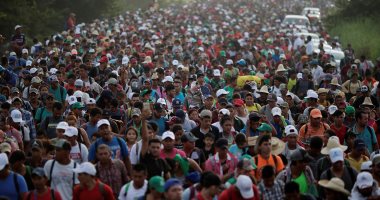 مئات المهاجرين فى تيخوانا يحاولون عبور الحدود من المكسيك الى الولايات المتحدة