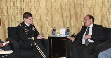 نائب رئيس اليمن يناقش مع قائد "المركزية الأمريكية" جهود محاربة الإرهاب