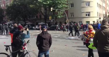 اشتباكات بين ألتراس برشلونة والشرطة الكتالونية قبل الكلاسيكو.. فيديو