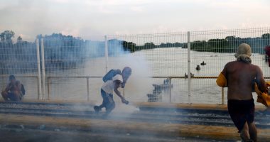 صور.. اشتباكات بين الشرطة المكسيكية ومهاجرو هندوراس خلال اقتحامهم الحدود