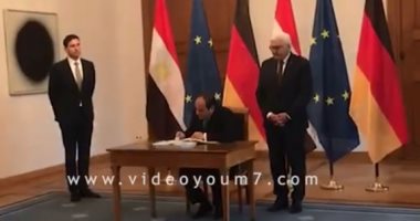 فيديو ..السيسي يوقع بسجل التشريفات بقصر الرئاسة فى برلين