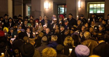 مواطنو بنسلفانيا بأمريكا يضيئون الشموع حدادا على ضحايا المعبد اليهودى