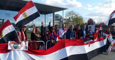 احتشاد الجالية المصرية بأعلام مصر أمام مبنى المستشارية ببرلين لتأييد السيسي