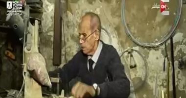 "كل يوم" يلتقى شيخ صناع البراويز بالإسكندرية.. فيديو